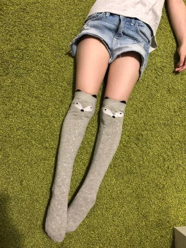 Vista 2 de Gellwhu Calcetines altos hasta la rodilla para niñas, calcetines largos de algodón de media pantorrilla
