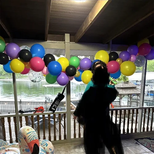 Vista 7 de Decoraciones de fiesta temática de los años 80 y 90 para cumpleaños de adultos, kit de guirnalda de arco de globos neón retro con bola de disco Tema