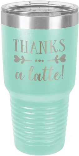 Vista 21 de Taza de viaje de acero inoxidable con tapa superior deslizante y pajita con texto en inglés "THANKS A LATTE 30oz Taza de viaje", compara con Yeti