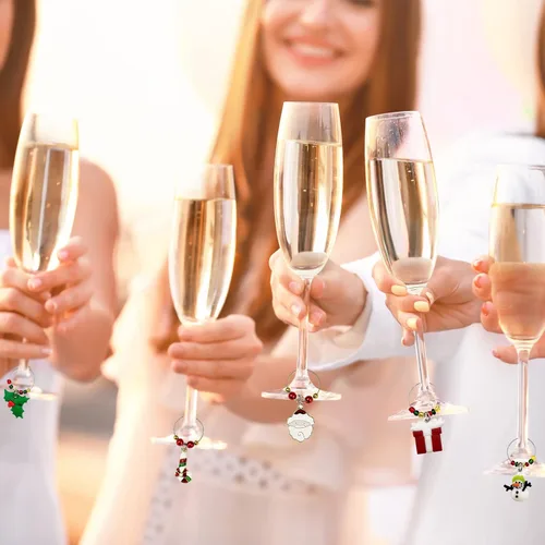 Vista 7 de Encantos para Copas de Vino de Navidad: Suministros de Decoración Temática Navideña Ideales para Fiestas de Cata de Vinos