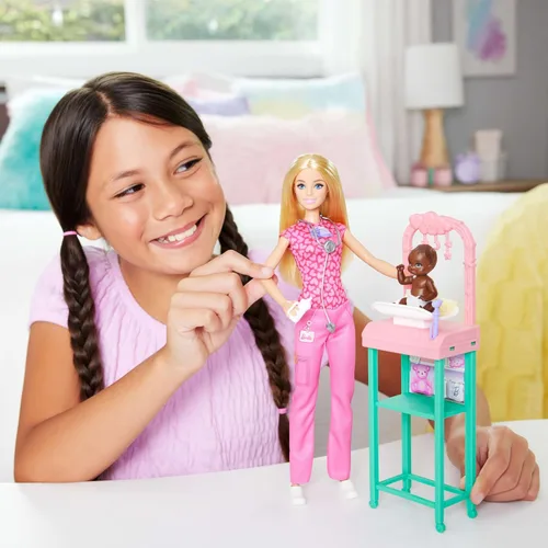 Vista 2 de Barbie Baby Doctor Playset con muñeca rubia a la moda con ropa quirúrgica rosa, muñeca de bebé, muebles y accesorios Multicolor