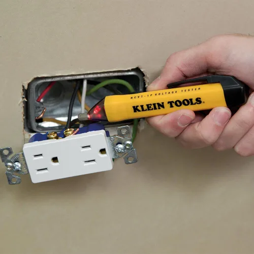 Vista 6 de Kit de prueba eléctrica Klein Tools 80067 con termómetro digital IR, multímetro, probador de voltaje sin contacto en forma de bolígrafo y probador