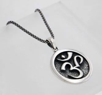 Vista 2 de OM Aum - Colgante de medallón hindú o yoga con símbolo de plata de ley envejecida, collar de 18 pulgadas, Metal, No es una piedra preciosa
