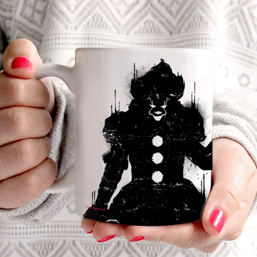 Vista 4 de Trend Setters IT Chapter 2 – Pennywise – IT is Coming – Taza de película de terror para café o té – Perfecto para regalar o coleccionar Ltd Se