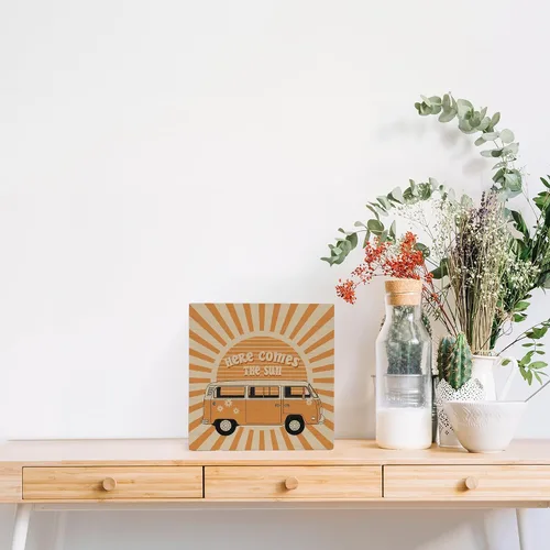 Vista 3 de Letrero de madera con texto en inglés "Here Comes the Sun" para decoración de escritorio, moderno retro Groovy de los años 70 para el hogar