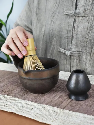 Vista 9 de Artcome Juego de té Matcha de lujo – Kit japonés de 4 piezas con tazón rústico de cerámica esmaltada en negro y asa, batidor de bambú, soporte