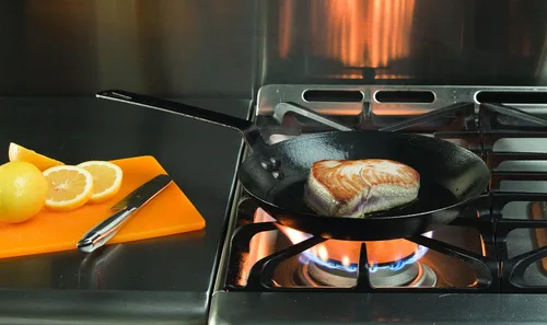 Vista 6 de Lodge - Sartén de acero para carbón con manija de soporte de silicona y color naranja, Negro/Anaranjado