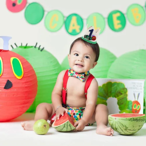 Vista 3 de Hungry Caterpillar - Corona de primer cumpleaños – Decoración de fiesta temática de frutas, sombrero de primer cumpleaños y accesorio para aplastar