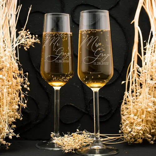 Vista 4 de Copas de champán personalizadas para bodas para novia y novio - Juego de 2, 7 oz, 2 diseños - Copas de champán Mr and Mrs para compromiso con tu