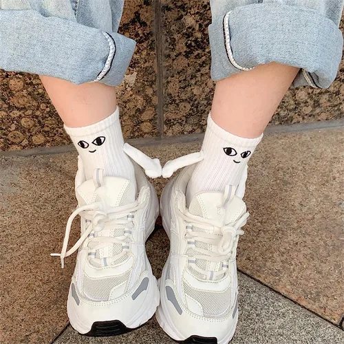 Vista 7 de Calcetines tomados de la mano,Divertidos pares magnéticos de mano a mano calcetines de tubo medio,Calcetines novedosos para muñecas 3D, regalos