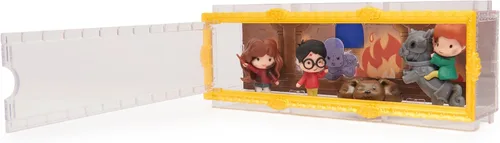 Vista 4 de Wizarding World Harry Potter, Set de Regalo de Escena de Micro Momentos Mágicos con Figuras de Acción Exclusivas de Harry, Hermione, Ron, Fluffy