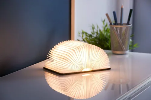Vista 3 de Gingko Mini luz LED de escritorio inteligente con acabado de madera natural, recargable con cargador micro USB, nogal