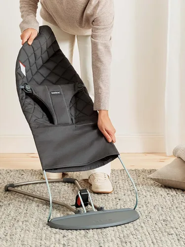 Vista 9 de BabyBjörn Bouncer Bliss, Algodón, Colcha Clásica, Antracita. Asiento Ajustable de Mecedora de Bebé 2-en-1 y Silla para Niños Pequeños, de Recién
