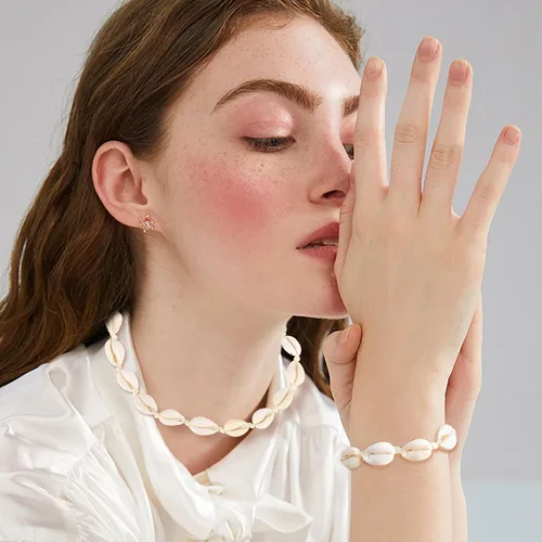 Vista 3 de Juego de collar y pulsera de concha natural para mujer, hecho a mano, gargantilla ajustable con concha natural