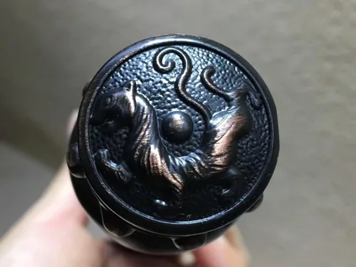 Vista 3 de Espada de león, hoja azul de acero de alto manganeso, vaina negra, ajuste de aleación, longitud de 29 pulgadas