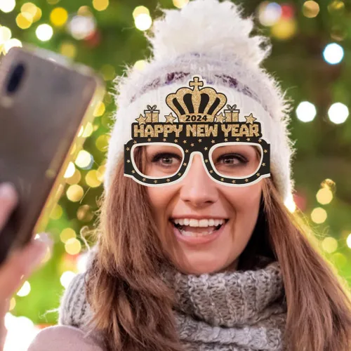 Vista 4 de ABOOFAN 12 lentes de feliz año nuevo 2024 gafas de fiesta de Año Nuevo Hola 2024 gafas de sol regalos de fiesta accesorios para cabina de fotos 2024