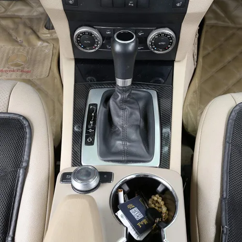 Vista 3 de YIWANG Adhesivo decorativo de marco de palanca de cambios de consola central ABS estilo fibra de carbono para Mercedes Benz Clase C W204 C180 C200