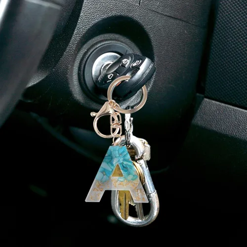 Vista 3 de NUOBESTY Llavero de resina del alfabeto con letra inicial A, colgante para llave de automóvil, adorno para bolso, bolso, color azul