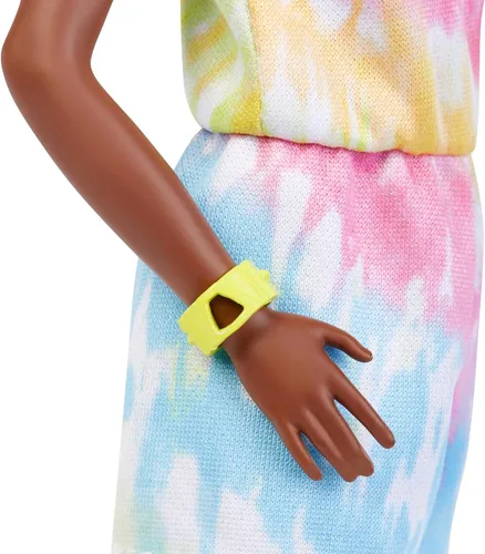 Vista 4 de Barbie Fashionistas - Muñeca alta, afro rubia con bocanadas laterales, mameluco de teñido anudado, tenis, pulsera amarilla, juguete para niños de 3