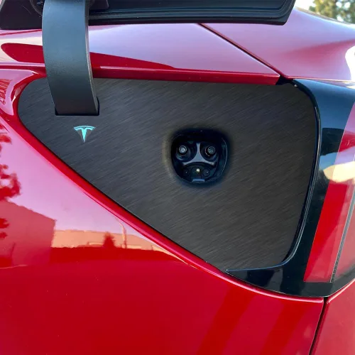 Vista 2 de IPG para Tesla Model 3/Y - Adhesivos de tapa de carga 2021-23 - Juego de pegatinas DIY - Aluminio cepillado oscuro