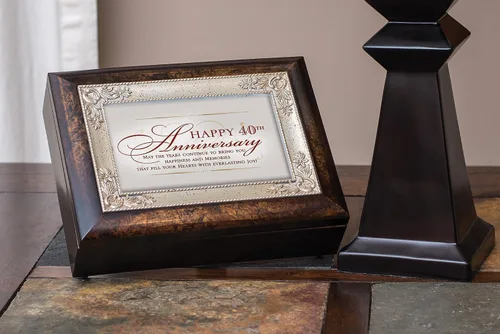 Vista 4 de Cottage Garden Caja de música Burlwood Jewelry con texto en inglés «Happy 40th Anniversary Plays You Light Up My Life»