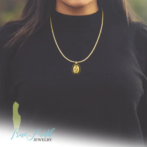 Vista 4 de TrueFaithJewelry Medalla milagrosa con borde esmaltado negro, 7/8 pulgadas