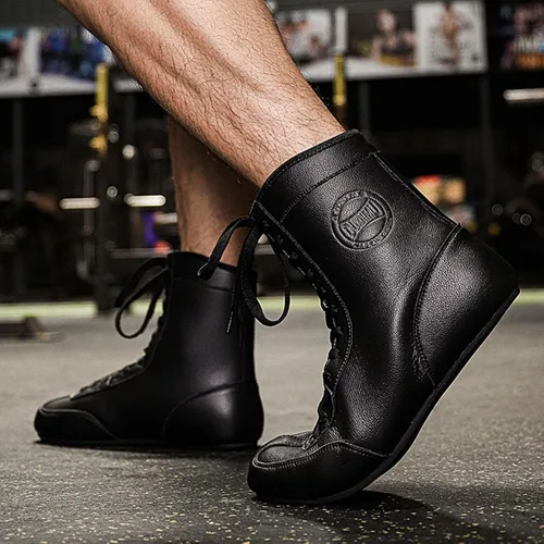 Vista 6 de TECDOTO Botas de boxeo para hombre, zapatos de lucha libre, transpirables, fitness, sentadillas, gimnasio, tenis ligeros, color negro 11