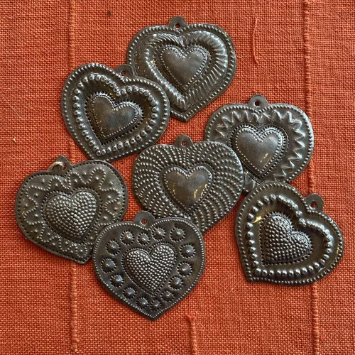 Vista 5 de Juego de 7 corazones sagrados, colección de corazones de metal de bronce plateado, hechos a mano en Haití, adornos decorativos para colgar, 2.5 x