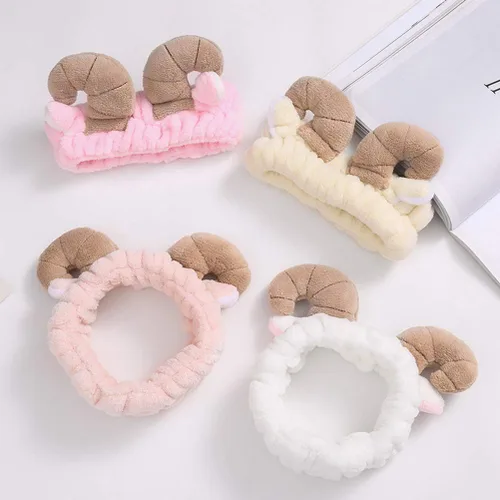 Vista 6 de STOBOK Diadema de felpa para el cuidado de la piel con diseño de cuerno de oveja para lavado facial, maquillaje y ducha, accesorio para el cabello