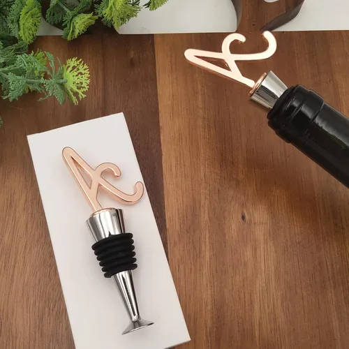 Vista 3 de Tapón monograma para botella de vino y bebidas, letra inicial, decorativo, regalo creativo para vino, cocina, bar, boda, acabado en oro rosa