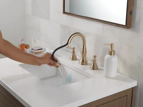 Vista 7 de Delta Faucet Cassidy - Grifo de baño extraíble hacia abajo, grifo de baño extraíble hacia afuera, grifo de baño dorado de instalación extendida de 3