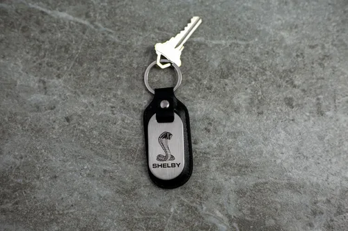 Vista 7 de Shelby Cobra Snake - Llavero FOB de acero inoxidable con licencia oficial Shelby®, hecho de acero inoxidable (llavero) y piel auténtica, fabricado