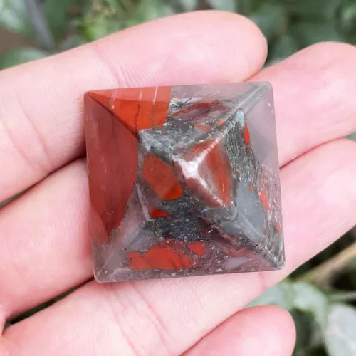 Vista 4 de Fekuar Pirámide de piedra de sangre de África natural, generador de energía positiva con punto de cristal curativo, equilibrio de chakras, reiki