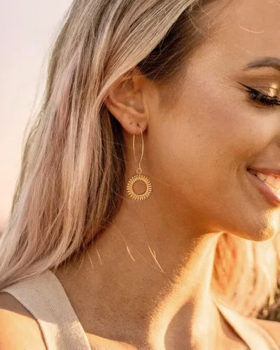 Vista 6 de Aretes colgantes largos de oro con forma de bola de simicírculo para mujer, ligeros, circular, moneda, geométricos, planos, cepillados, chapados