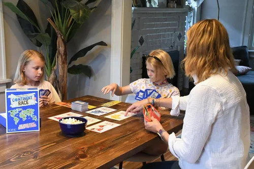 Vista 2 de Continent Race Geography - Juego de mesa educativo para niños, preadolescentes, familia, amigos, profesores y aulas - Aprende sobre banderas