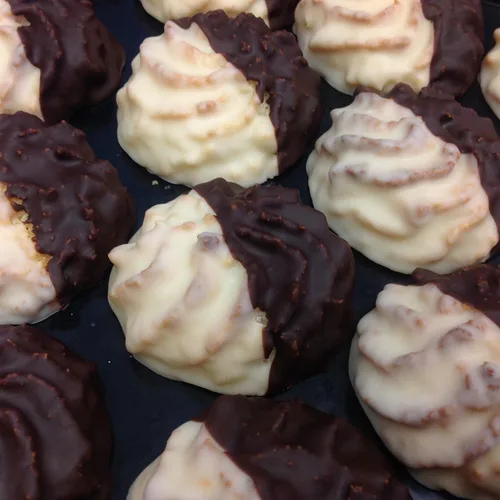 Vista 3 de Sweetly Divine Macarrones gourmet hechos a mano, galletas de macarrones bañadas en chocolate