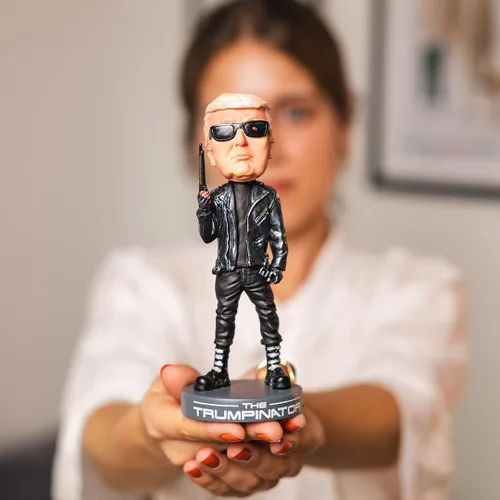 Vista 2 de Proud Patriots The Trumpinator Bobblehead El regalo #1 Patriótico y Presidente 2026 cumpleaños para conservadores o regalo de broma para liberales