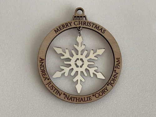 Vista 8 de Adorno personalizado para árbol de Navidad 2025, nombres grabados personalizados, miembros de la familia, bola de madera cortada con láser, copos
