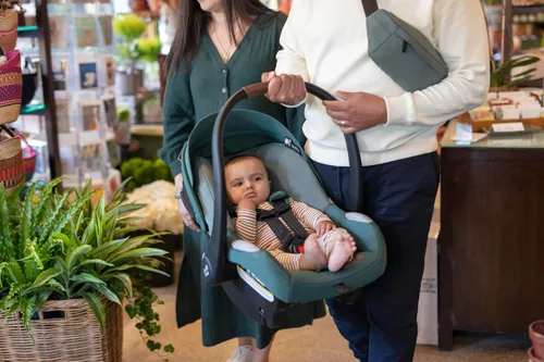 Vista 6 de Asiento de bebé para auto Mico™ Luxe+ de Maxi-Cosi: Asiento infantil para auto con base y función versátil de asiento de transporte para bebé, Urban