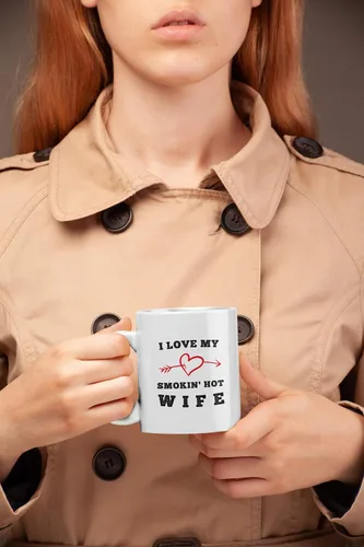 Vista 3 de Regalo sexy para esposa en cumpleaños o día de San Valentín. I Love My Smokin Hot Wife. Taza de café romántica de 11 onzas. Idea de regalo divertida