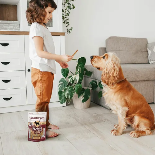 Vista 8 de SmartBones Palitos de pretzel bañados con queso real, 8 unidades, masticables sin cuero crudo para perros, (paquete de 6), conteo: 48