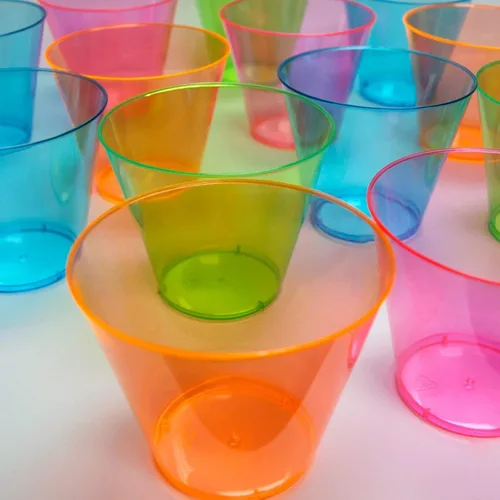 Vista 7 de Vasos de plástico para fiestas de Party Essentials, 9 onzas de capacidad, con brillo, Variado neón, 500