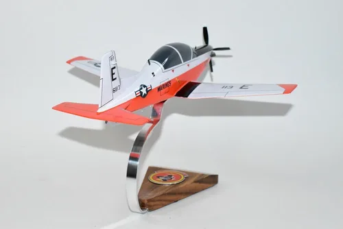 Vista 3 de Squadron Nostalgia LLC Beechcraft® T-6b Texan II, VT-2 Doerbirds (Marines), modelo a escala de caoba de 12 pulgadas