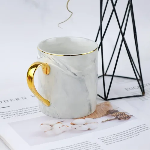 Vista 2 de Taza de café de mármol de 14 onzas, taza para los amantes, tazas de té de cerámica con mango dorado, taza de cerámica novedosa para el hogar