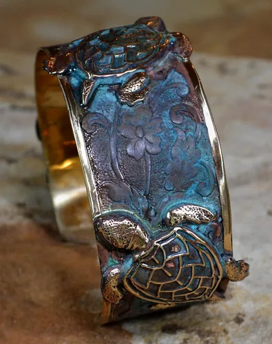 Vista 4 de Elaine Coyne Collectible Artwear Pulsera clásica de tortuga marina - Verdigris Patina Brass, Latón