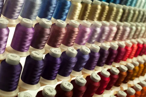 Vista 3 de Embroidex, kit de 260 bobinas de hilo para máquina.