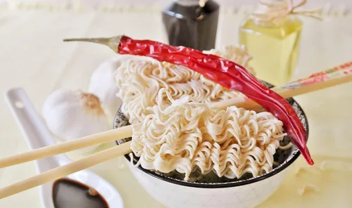 Vista 2 de Indomie Fideos de sopa instantánea/sabor pollo al curry/Total 10 paquetes x 2.61 oz