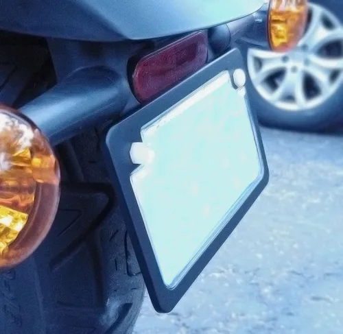 Vista 3 de Custom Combos 92776 Combo de armazón y protección para placa de vehículo irrompible y transparente para motocicleta con armazón negro