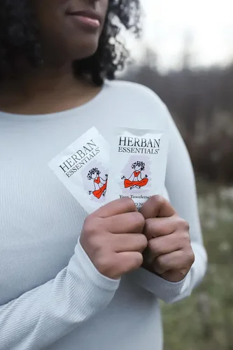 Vista 3 de Herban Essentials Toallitas para esterillas de yoga, aceite esencial de lavanda, toallitas húmedas envueltas individualmente para toallitas después