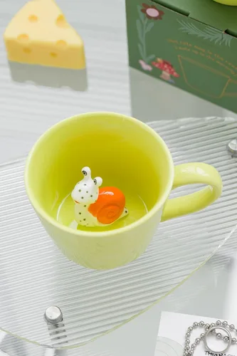 Vista 5 de Taza de Cerámica de Caracol DIHOclub Taza de Caracol Oculta con Animal 3D Dentro, Serie Jardín Figura Hecha a Mano (Verde Manzana)